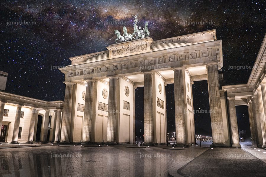 Wandbild Brandenburger Tor im Sternenlicht (Berlin) – Fotografie von Jan Grube als Leinwand, Acrylglas oder Poster