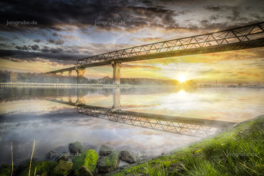 Wandbild Brunsbüttel NOK Brücke im Sonnenaufgang – Fotografie von Jan Grube als Leinwand, Acrylglas oder Poster