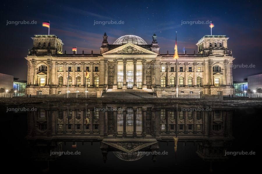 Wandbild Bundestag Berlin bei Nacht und im Glanze – Fotografie von Jan Grube als Leinwand, Acrylglas oder Poster