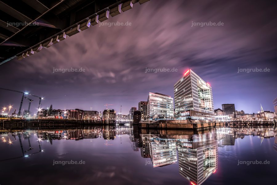 Wandbild Der Hamburger Spiegel spiegelt sich im Spiegel – Fotografie von Jan Grube als Leinwand, Acrylglas oder Poster