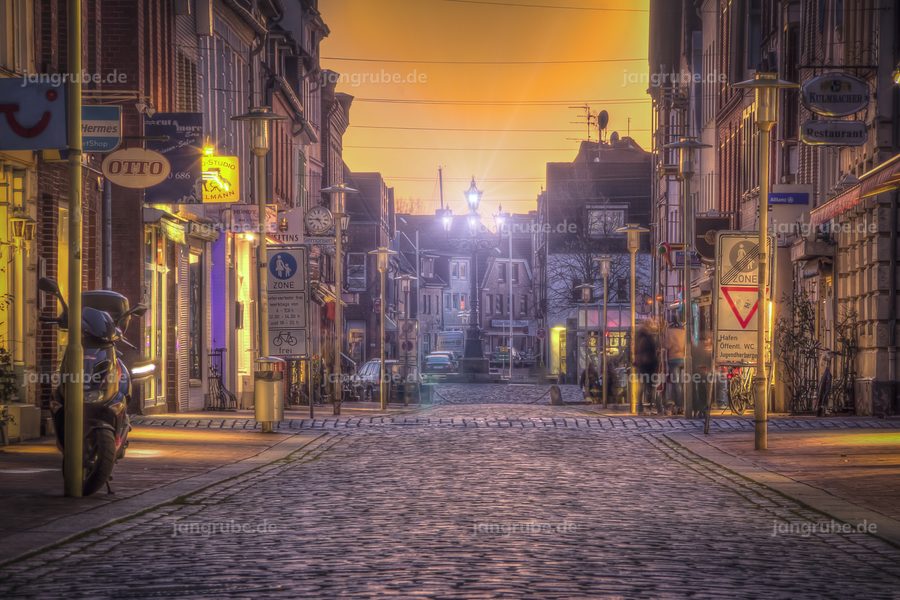 Wandbild Die Kremper Straße, Glückstadt – Fotografie von Jan Grube als Leinwand, Acrylglas oder Poster