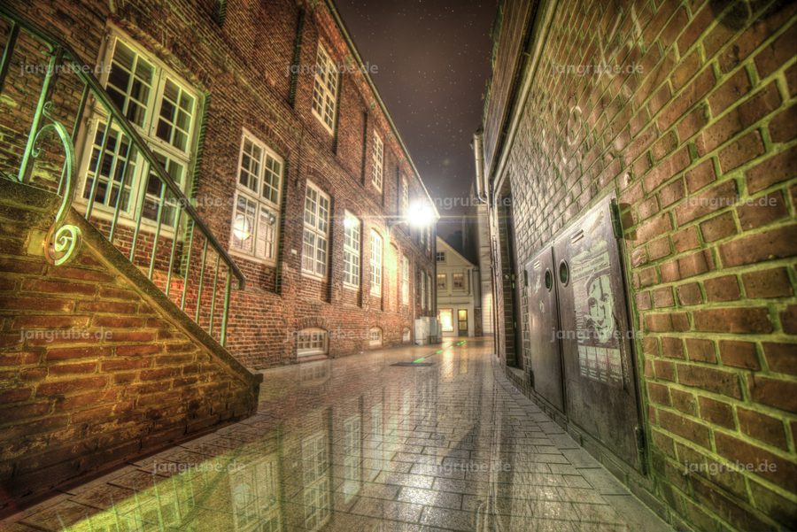 Wandbild Elmshorn an der Bücherei bei Nacht – Fotografie von Jan Grube als Leinwand, Acrylglas oder Poster
