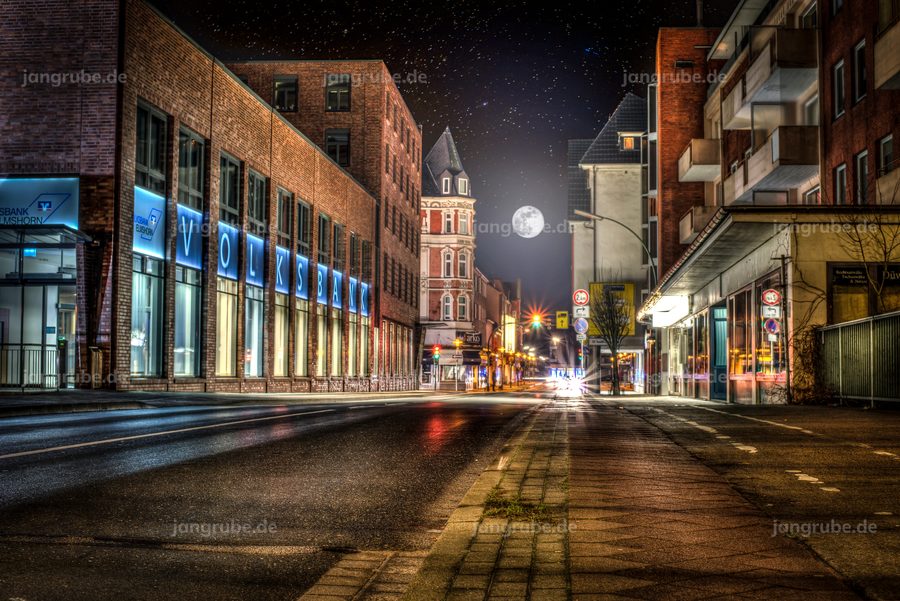 Wandbild Elmshorn bei Nacht an der Volksbank – Fotografie von Jan Grube als Leinwand, Acrylglas oder Poster
