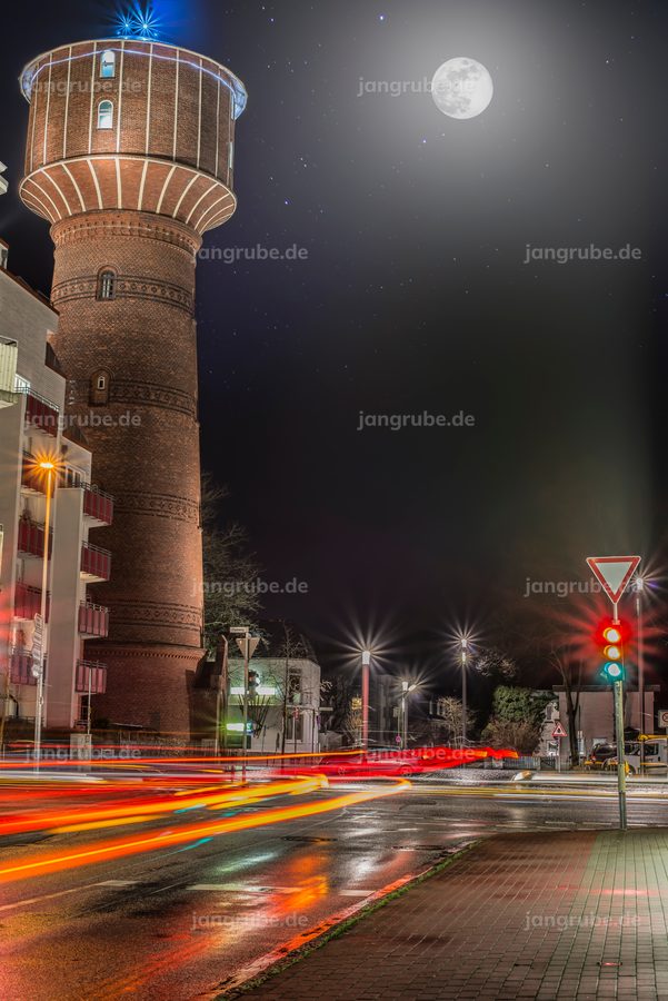 Wandbild Elmshorner Wasserturm in Trafficlights bei Nacht – Fotografie von Jan Grube als Leinwand, Acrylglas oder Poster