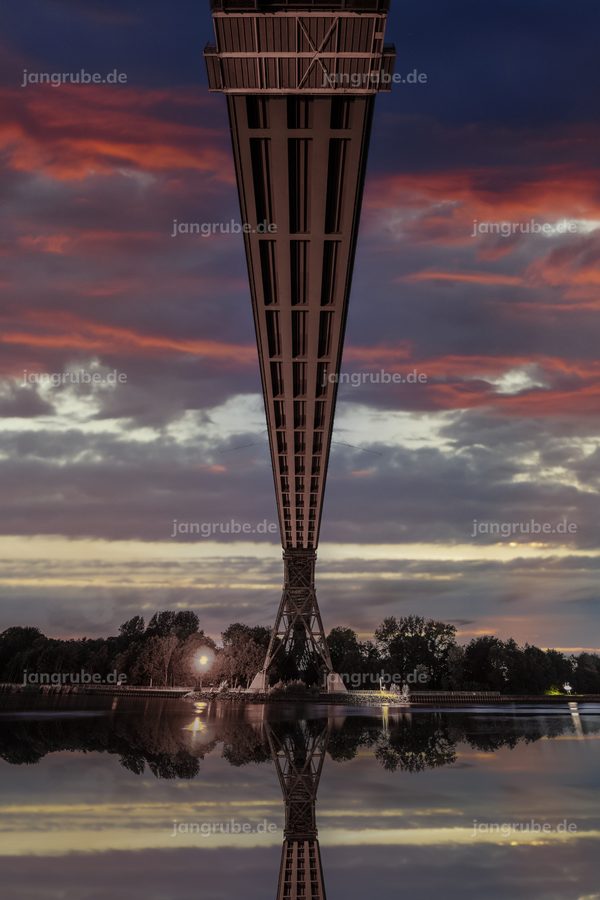 Wandbild Hochdonner Hochbrücke I (Brunsbüttel) – Fotografie von Jan Grube als Leinwand, Acrylglas oder Poster
