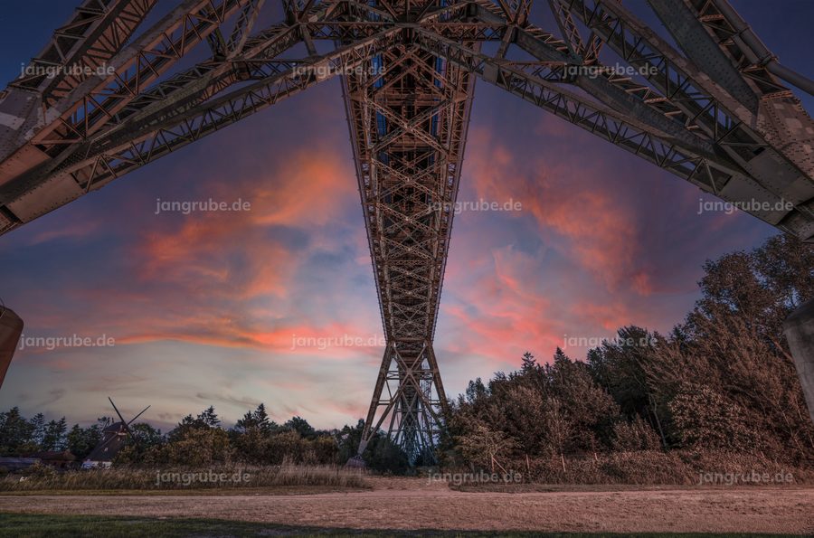 Wandbild Hochdonner Hochbrücke II (Brunsbüttel) – Fotografie von Jan Grube als Leinwand, Acrylglas oder Poster
