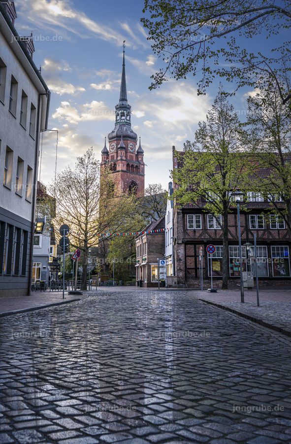 Wandbild Itzehoe Innenstadt im späten Sommer – Fotografie von Jan Grube als Leinwand, Acrylglas oder Poster
