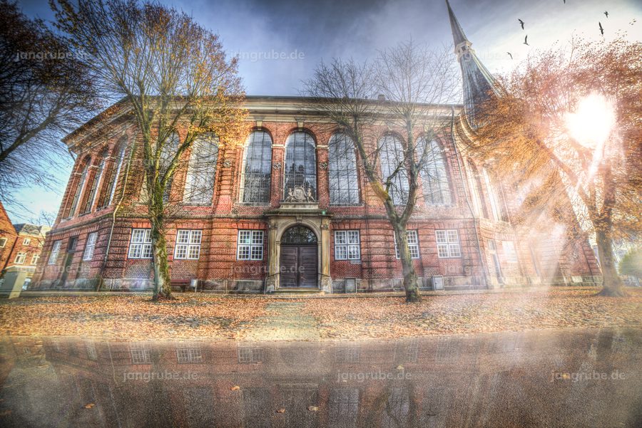 Wandbild Kirche in Wilster im Herbstlaub – Fotografie von Jan Grube als Leinwand, Acrylglas oder Poster