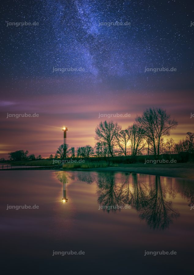Wandbild Kollmar im Sternenlicht – im Hintergrund der warme Schein Glückstadts (Elbe) – Fotografie von Jan Grube als Leinwand, Acrylglas oder Poster