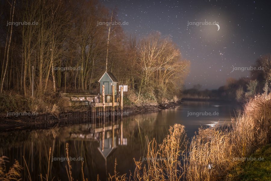 Wandbild Krückau bei Nacht Elmshorn – Fotografie von Jan Grube als Leinwand, Acrylglas oder Poster