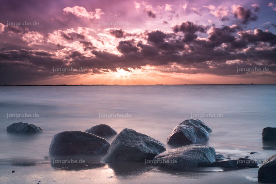 Wandbild Elbe bei Brokdorf im letzten Licht – Fotografie von Jan Grube