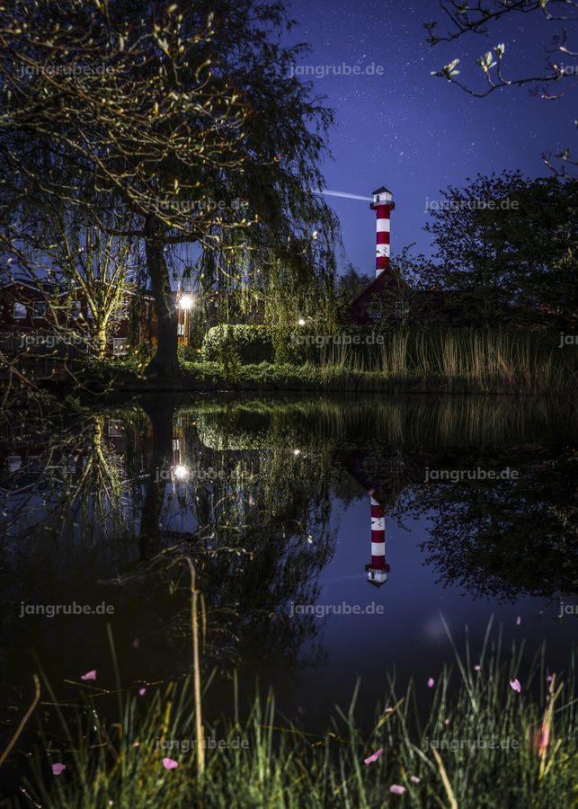 Wandbild Leuchtturm-Idylle am Glückstädter Storchenfleth (Glückstadt) – Fotografie von Jan Grube als Leinwand, Acrylglas oder Poster