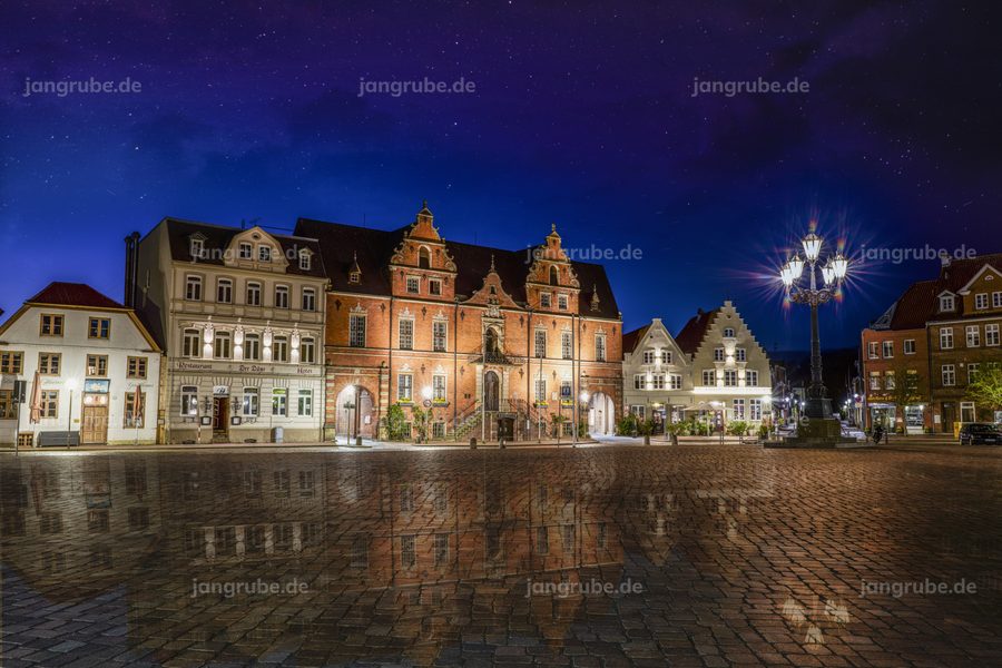 Wandbild Marktplatz Glückstadt zur blauen Stunde – Fotografie von Jan Grube
