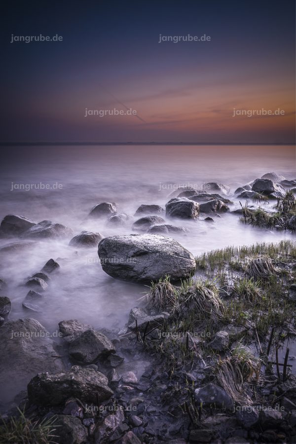 Wandbild Nebel der Elbe – Fotografie von Jan Grube als Leinwand, Acrylglas oder Poster