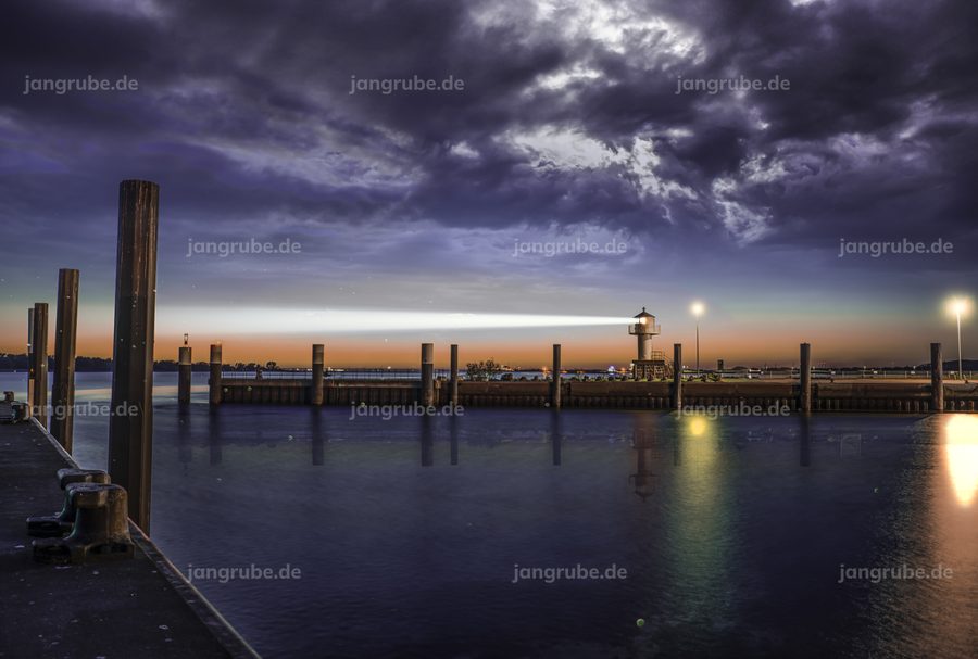 Wandbild Ruhe vor dem Sturm, Außenhafen Glückstadt – Fotografie von Jan Grube als Leinwand, Acrylglas oder Poster