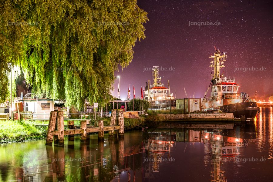 Wandbild Schlepperflotte Brunsbüttel im Sternenlicht – Fotografie von Jan Grube als Leinwand, Acrylglas oder Poster