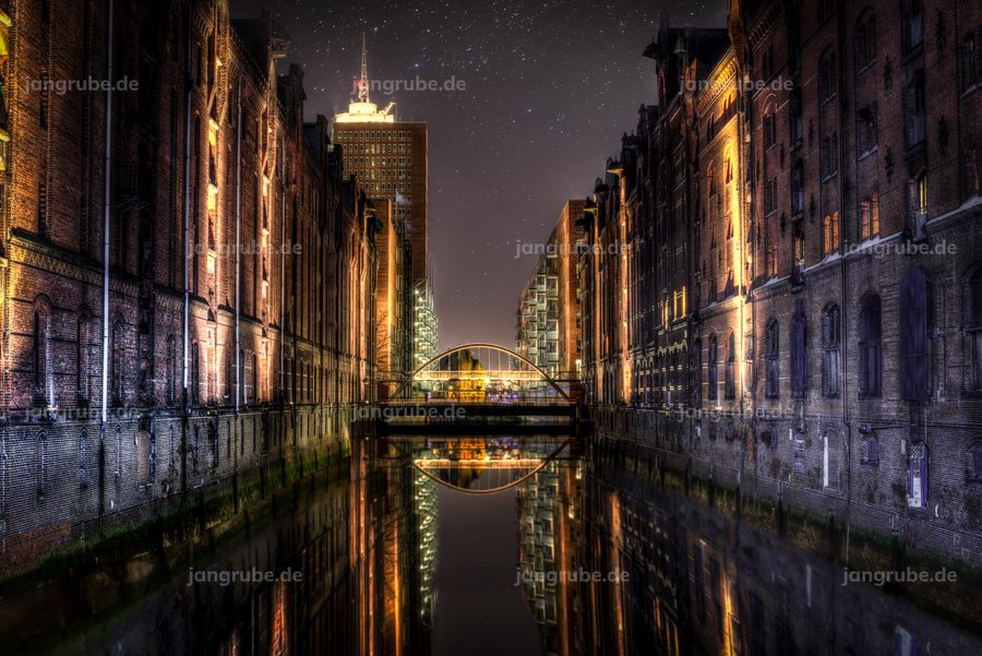 Wandbild Speicherstadt Hamburg bei Nacht – Fotografie von Jan Grube