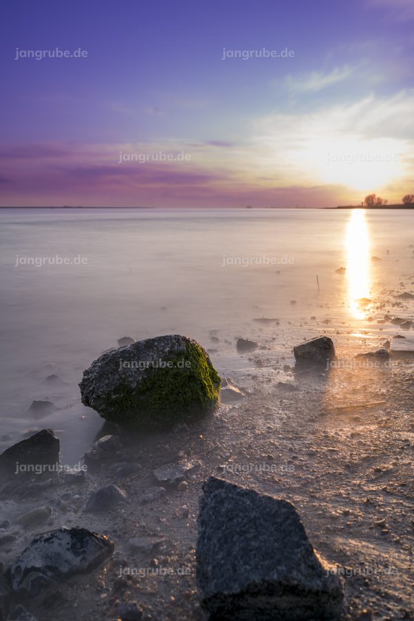 Wandbild Stein im Dunst der Elbe - Brokdorf – Fotografie von Jan Grube als Leinwand, Acrylglas oder Poster