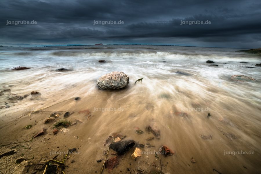 Wandbild Sturm an der Elbe – Fotografie von Jan Grube als Leinwand, Acrylglas oder Poster