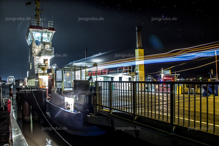 Wandbild Trafficlights Brunsbüttel Fähre – Fotografie von Jan Grube als Leinwand, Acrylglas oder Poster