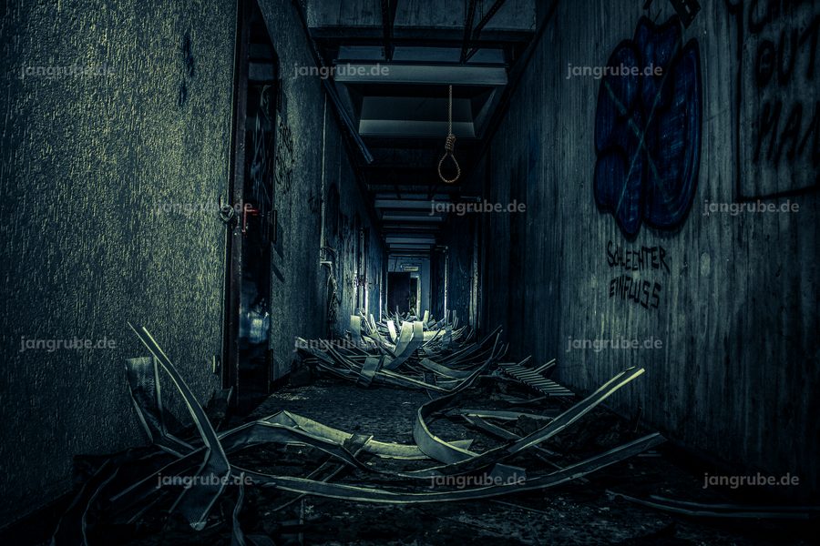 Wandbild Verlassenes Bahnwerk Glückstadt I – Fotografie von Jan Grube als Leinwand, Acrylglas oder Poster