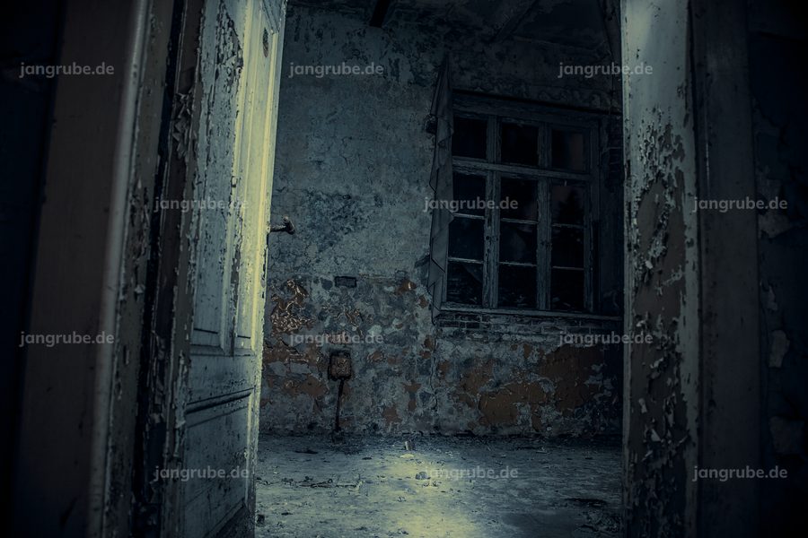 Wandbild Verlassenes Bahnwerk Glückstadt II – Fotografie von Jan Grube als Leinwand, Acrylglas oder Poster