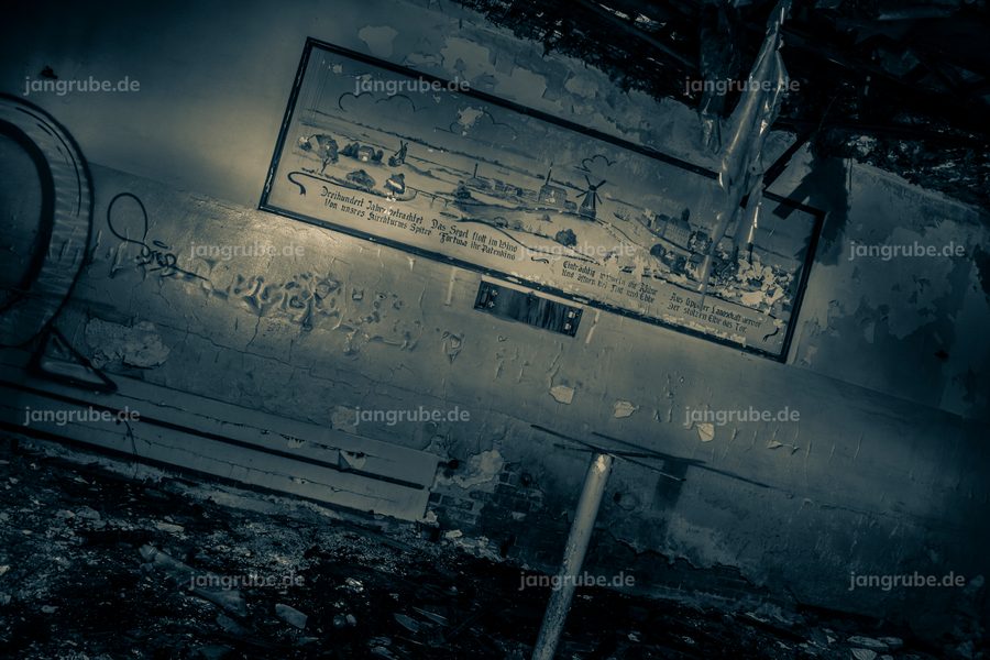 Wandbild Verlassenes Bahnwerk Glückstadt VI – Fotografie von Jan Grube als Leinwand, Acrylglas oder Poster