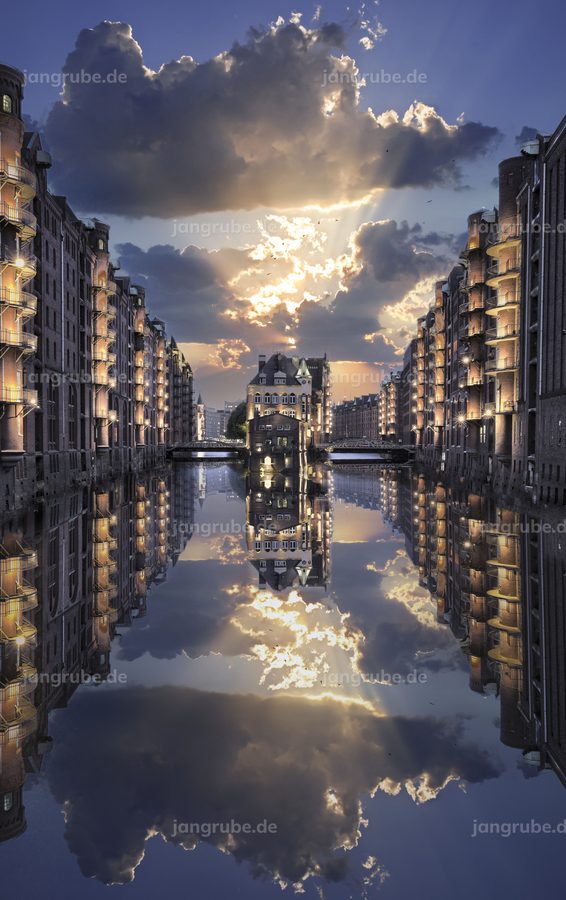Wandbild Wasserschloss Hamburg – Licht, das durch die Wolken bricht – Fotografie von Jan Grube als Leinwand, Acrylglas oder Poster