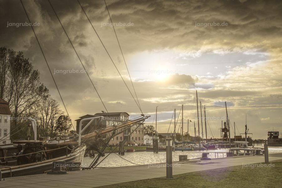 Wandbild Wenn das Licht zurückkehrt – Glückstadt – Fotografie von Jan Grube als Leinwand, Acrylglas oder Poster