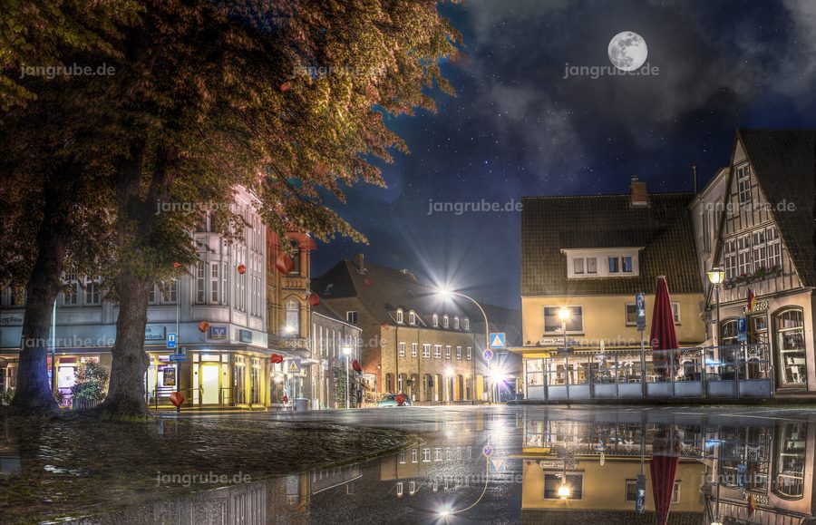 Wandbild Wilster bei Nacht – Fotografie von Jan Grube als Leinwand, Acrylglas oder Poster